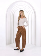 Load image into Gallery viewer, Toni Barrel Cord Jean Tan
